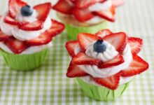 Strawberry christmas tree cupcake