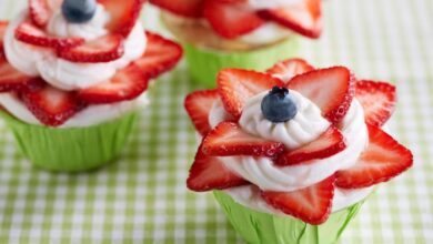 Strawberry christmas tree cupcake