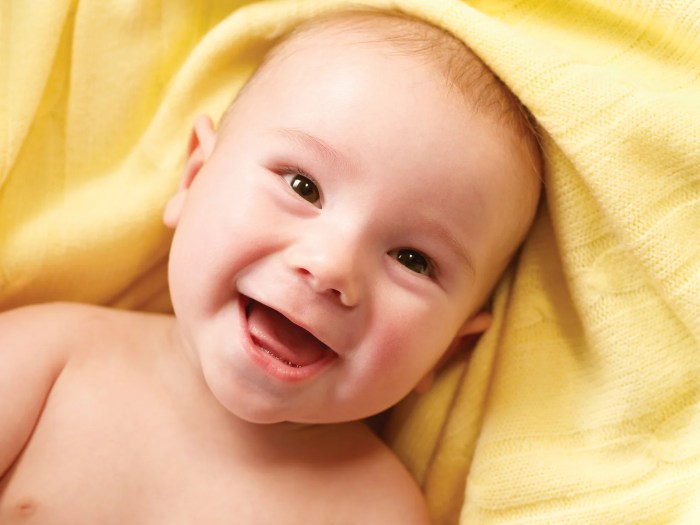 This little baby has the most contagious laugh