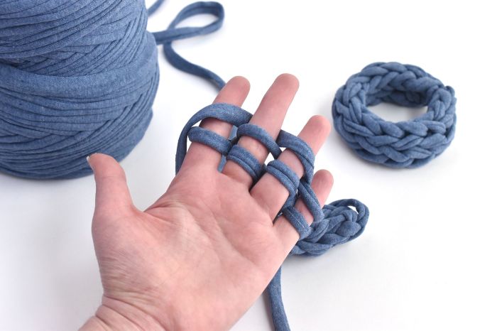 Know how to finger knit this is cool