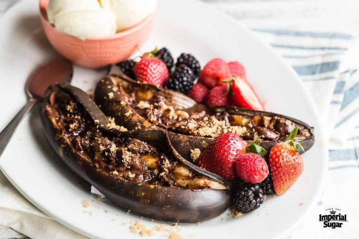 Howdoeshe make delicious grilled chocolate marshmallow bananas