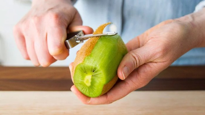 A quick and easy way to peel a kiwi mango or an avocado