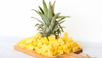 How to cut and serve a pineapple