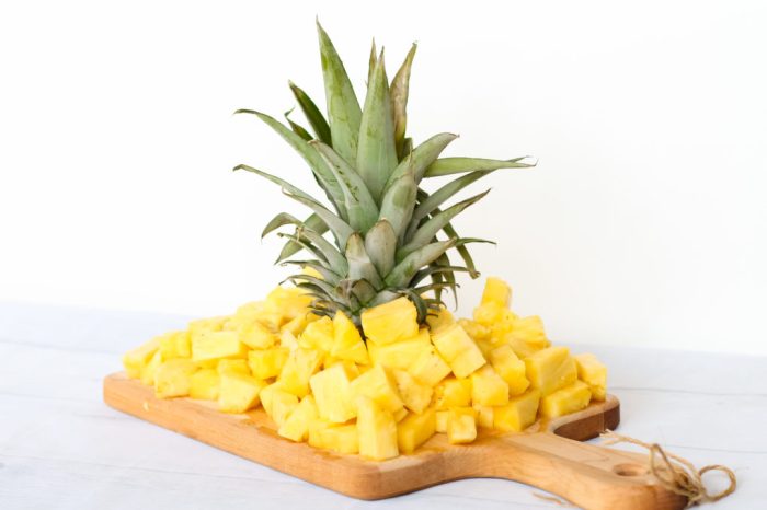 How to cut and serve a pineapple