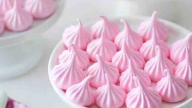 Valentine meringue kiss