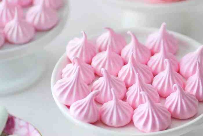 Valentine meringue kiss