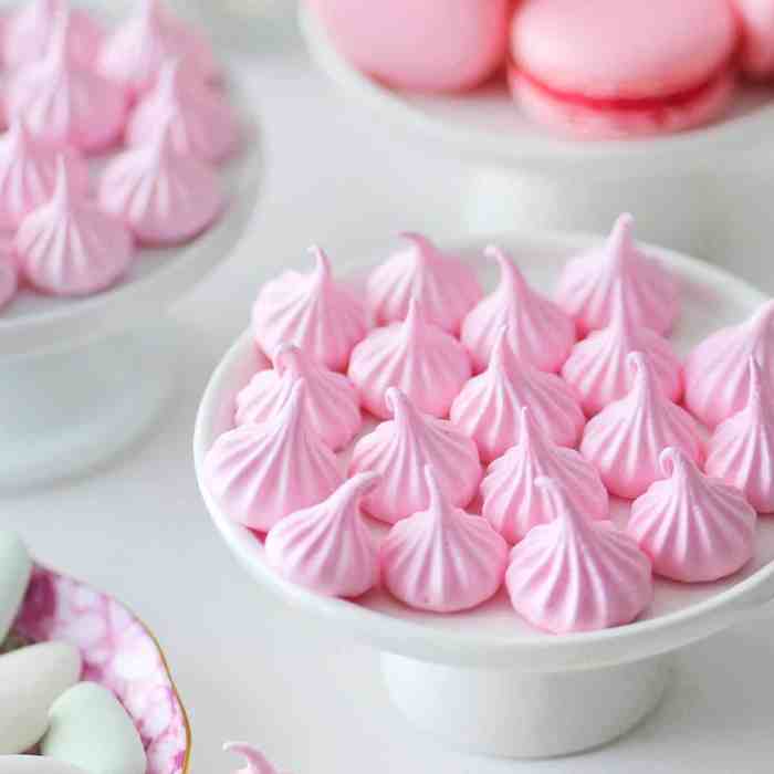 Valentine meringue kiss