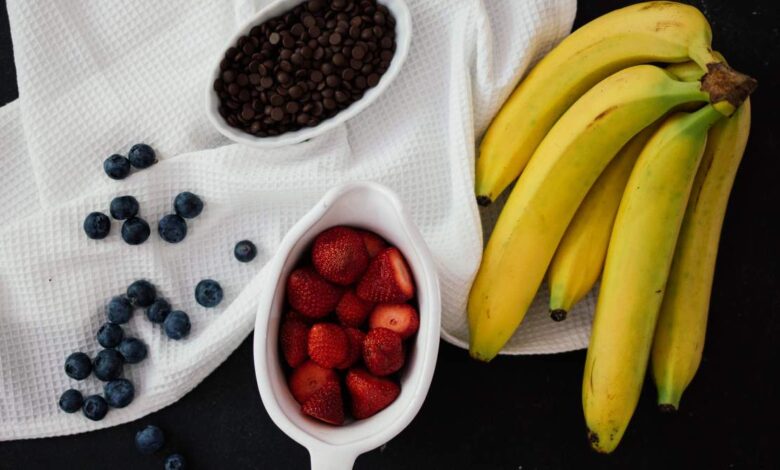 Howdoeshe make delicious grilled chocolate marshmallow bananas