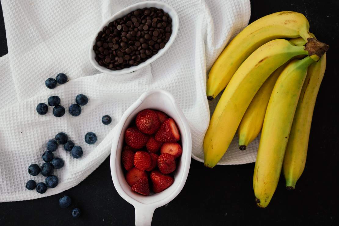 Howdoeshe make delicious grilled chocolate marshmallow bananas